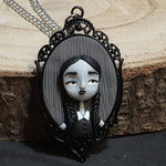 Collana Mercoledì Addams, fanart realizzata a mano in paste polimeriche, ispirata al film Addam's family