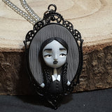 Collana Mercoledì Addams, fanart realizzata a mano in paste polimeriche, ispirata al film Addam's family