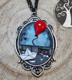 Collana It, palloncino con barchetta di carta ispirata al film Pennywise (IT), realizzata a mano con paste polimeriche