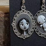 Orecchini pendenti ispirati alla serie tv "La Famiglia Addams"