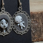 Orecchini pendenti ispirati alla serie tv "La Famiglia Addams"