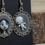 Orecchini pendenti ispirati alla serie tv "La Famiglia Addams"