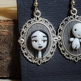 Orecchini pendenti ispirati alla serie tv "La Famiglia Addams"
