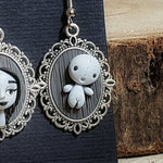 Orecchini pendenti ispirati alla serie tv "La Famiglia Addams"