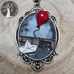 Collana It, palloncino con barchetta di carta ispirata al film Pennywise (IT), realizzata a mano con paste polimeriche
