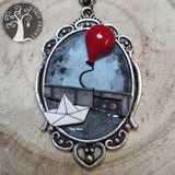 Collana It, palloncino con barchetta di carta ispirata al film Pennywise (IT), realizzata a mano con paste polimeriche