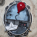 Collana It, palloncino con barchetta di carta ispirata al film Pennywise (IT), realizzata a mano con paste polimeriche