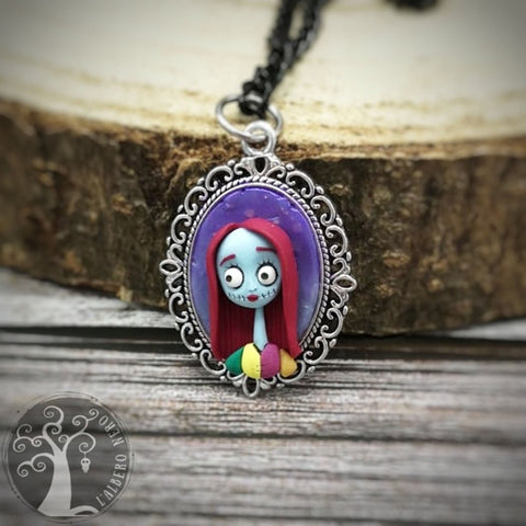 Collana Sally di Nightmare Before Christmas ( ciondolo piccolo), fanart realizzata a mano in paste polimeriche