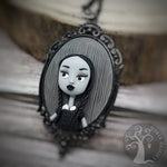 Collana Mercoledì Addams, fanart realizzata a mano in paste polimeriche, ispirata al film Addam's family