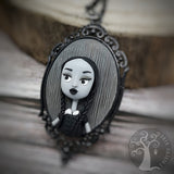 Collana Mercoledì Addams, fanart realizzata a mano in paste polimeriche, ispirata al film Addam's family