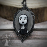 Collana Mercoledì Addams, fanart realizzata a mano in paste polimeriche, ispirata al film Addam's family