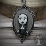Collana Mercoledì Addams, fanart realizzata a mano in paste polimeriche, ispirata al film Addam's family