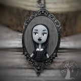 Collana Mercoledì Addams, fanart realizzata a mano in paste polimeriche, ispirata al film Addam's family