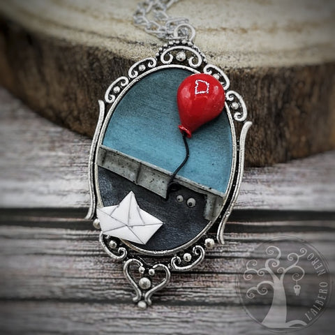 Collana It, palloncino con barchetta di carta ispirata al film Pennywise (IT), realizzata a mano con paste polimeriche